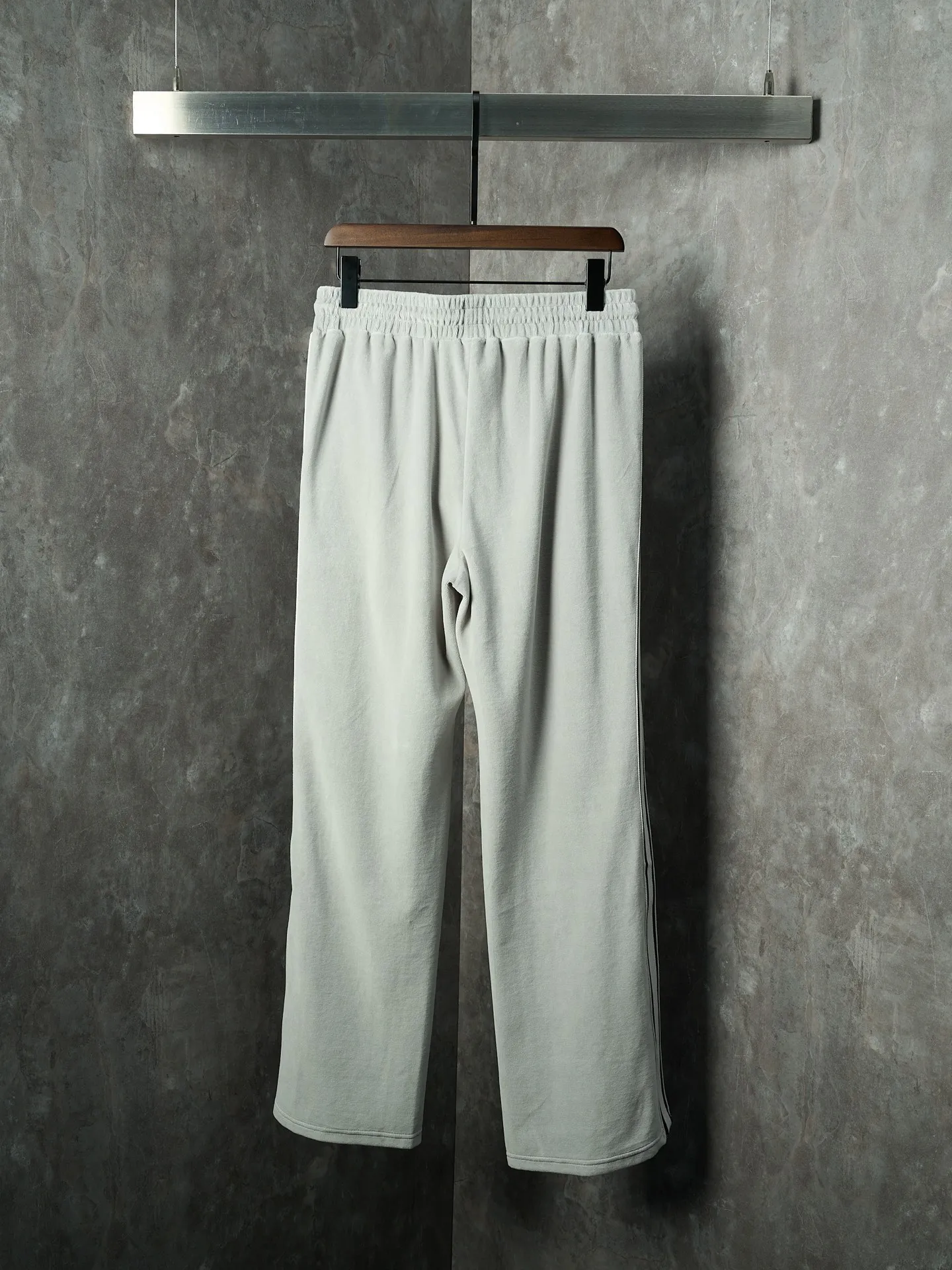 [Real auction] Celine/Celine Arc de Triomphe embroidered straight trousers suit (new color taupe and blue) [In Stock] S M L XL custom-made Yunrou twin velvet matte cotton sateen, soft and waxy touch, close to the skin like a cloud wrap, with taupe blue as the main tone, low-key and rich in content. The iconic CELINE Arc de Triomphe embroidery awakens on the gray fog suede, fully recognizable, and the contrasting ribbons on both sides are sublimated to hold up the tension of the color. The visual impact between movement and movement. The lazy lines of the straight draped version are both rigid and soft. When taken apart, it is a style item. When worn together, it is an atmospheric aesthetic. Complete the ultimate interpretation of the sense of relaxation and luxury. The suit is worn for worry-free wear. It adopts imported machine embroidery technology and uses advanced computer control systems and precise mechanical components to realize the Arc de Triomphe embroidery work. High precision. The lines are smooth and delicate. The fabrics have been washed and have a better hand feel. Not easy to deform, not easy to shrink, not easy to fade. Maintains long-lasting good looks and a great fit